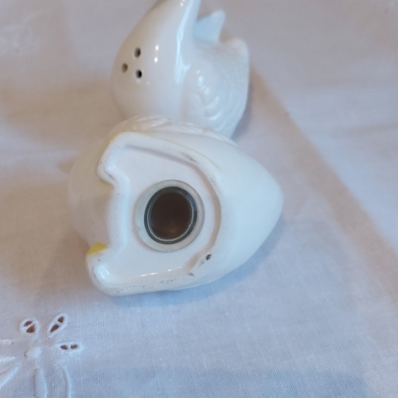 2 for $25 Vintage Swan Salt and Pepper shakers - Picture 3 of 3